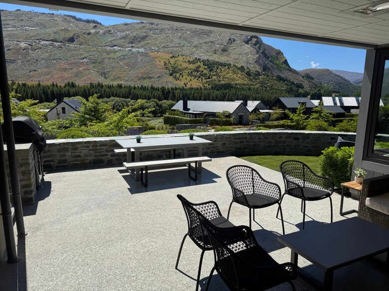 Arrowtown Golfside Retreat with Sun-Soaked Living - Arrowtown, New Zealand