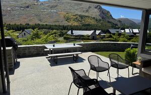 Arrowtown Golfside Retreat with Sun-Soaked Living - Arrowtown, New Zealand