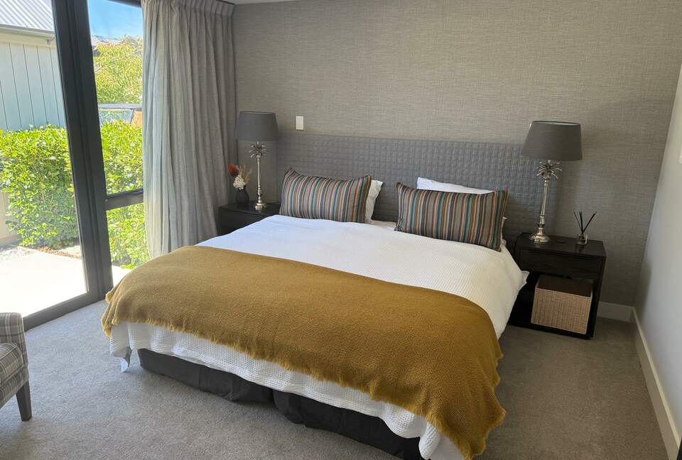 Arrowtown Golfside Retreat with Sun-Soaked Living - Arrowtown, New Zealand