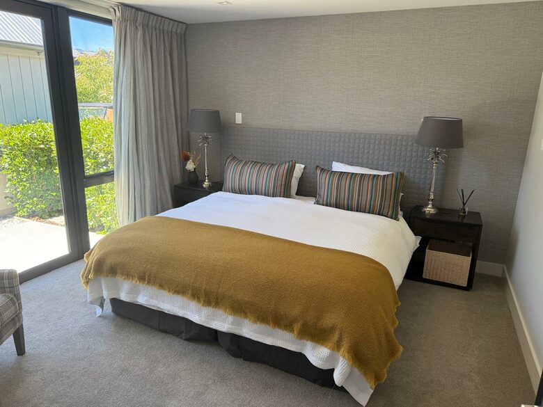 Arrowtown Golfside Retreat with Sun-Soaked Living - Arrowtown, New Zealand