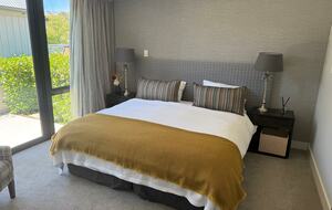 Arrowtown Golfside Retreat with Sun-Soaked Living - Arrowtown, New Zealand