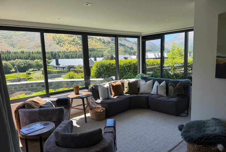 Arrowtown Golfside Retreat with Sun-Soaked Living - Arrowtown, New Zealand