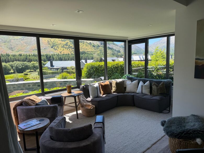 Arrowtown Golfside Retreat with Sun-Soaked Living - Arrowtown, New Zealand