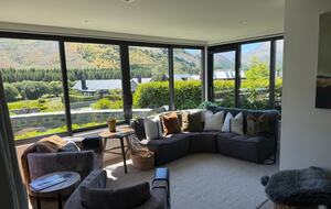 Arrowtown Golfside Retreat with Sun-Soaked Living - Arrowtown, New Zealand
