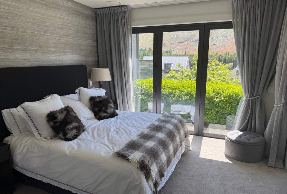 Arrowtown Golfside Retreat with Sun-Soaked Living - Arrowtown, New Zealand