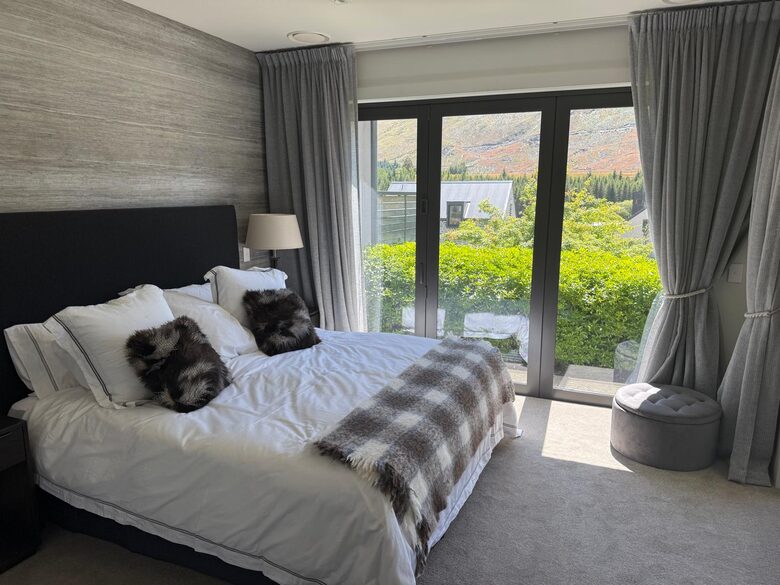 Arrowtown Golfside Retreat with Sun-Soaked Living - Arrowtown, New Zealand