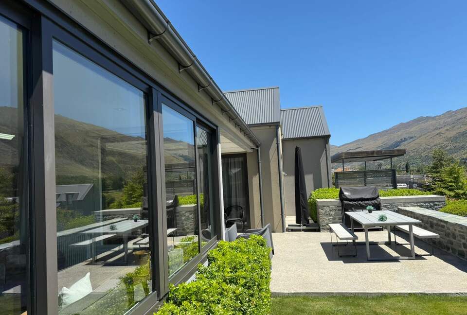 Arrowtown Golfside Retreat with Sun-Soaked Living - Arrowtown, New Zealand