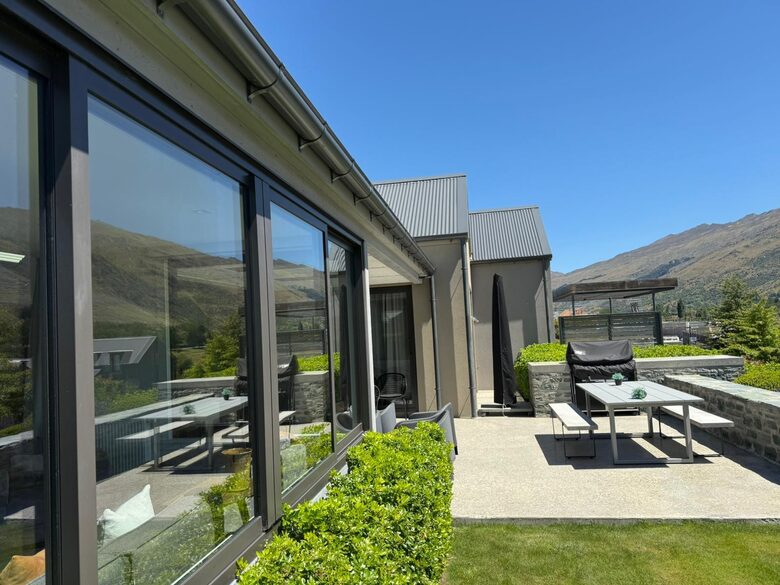 Arrowtown Golfside Retreat with Sun-Soaked Living - Arrowtown, New Zealand