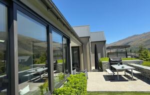Arrowtown Golfside Retreat with Sun-Soaked Living - Arrowtown, New Zealand
