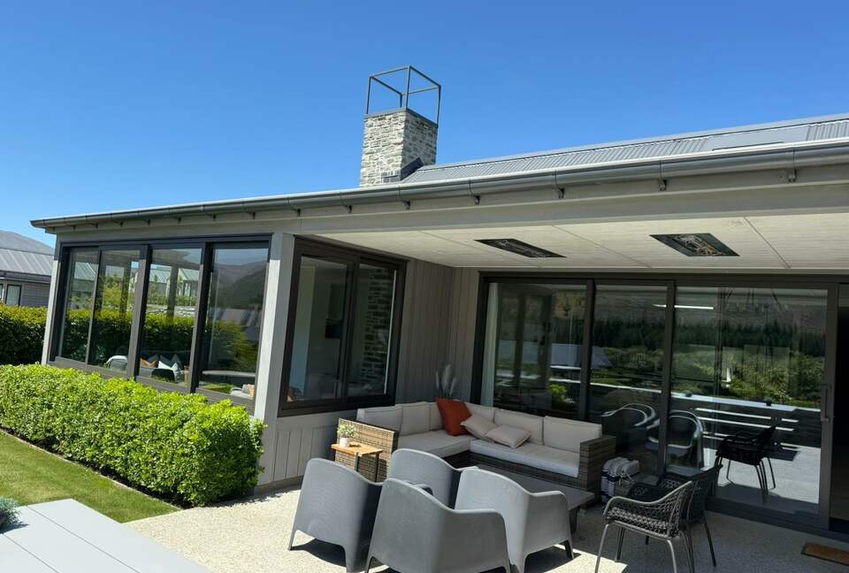 Arrowtown Golfside Retreat with Sun-Soaked Living - Arrowtown, New Zealand