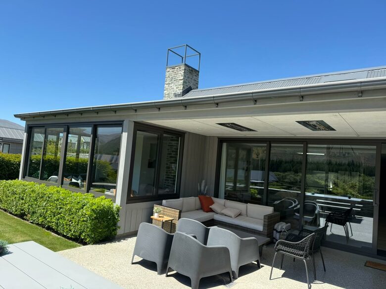 Arrowtown Golfside Retreat with Sun-Soaked Living - Arrowtown, New Zealand