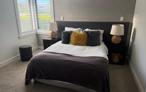 Arrowtown Golfside Retreat with Sun-Soaked Living - Arrowtown, New Zealand