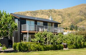 Family-Focused Wānaka Retreat with Hot Tub and Mountain Outlooks - Wānaka, New Zealand