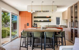 Family-Focused Wānaka Retreat with Hot Tub and Mountain Outlooks - Wānaka, New Zealand