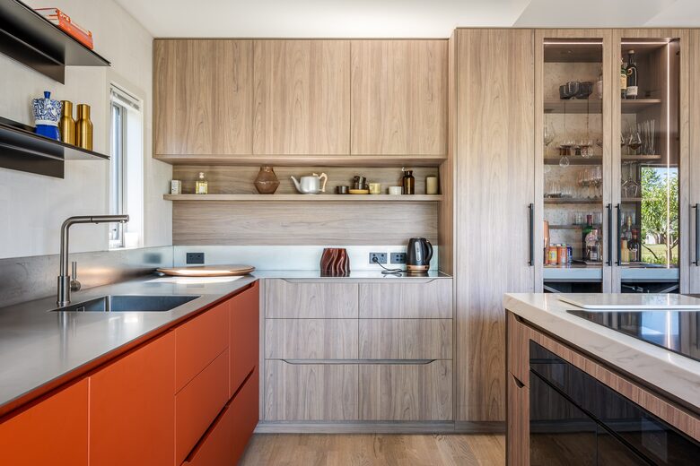 Family-Focused Wānaka Retreat with Hot Tub and Mountain Outlooks - Wānaka, New Zealand