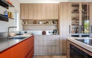 Family-Focused Wānaka Retreat with Hot Tub and Mountain Outlooks - Wānaka, New Zealand