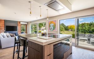 Family-Focused Wānaka Retreat with Hot Tub and Mountain Outlooks - Wānaka, New Zealand