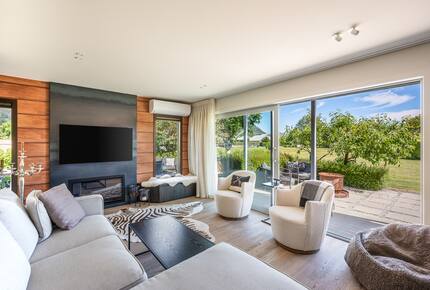 Family-Focused Wānaka Retreat with Hot Tub and Mountain Outlooks - Wānaka, New Zealand