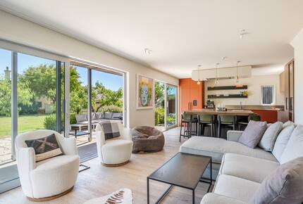 Family-Focused Wānaka Retreat with Hot Tub and Mountain Outlooks - Wānaka, New Zealand