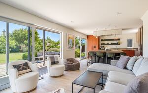 Family-Focused Wānaka Retreat with Hot Tub and Mountain Outlooks - Wānaka, New Zealand