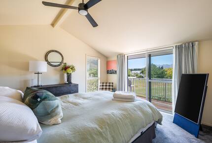 Family-Focused Wānaka Retreat with Hot Tub and Mountain Outlooks - Wānaka, New Zealand