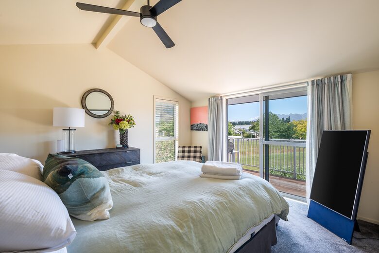 Family-Focused Wānaka Retreat with Hot Tub and Mountain Outlooks - Wānaka, New Zealand