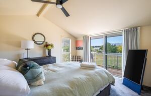 Family-Focused Wānaka Retreat with Hot Tub and Mountain Outlooks - Wānaka, New Zealand