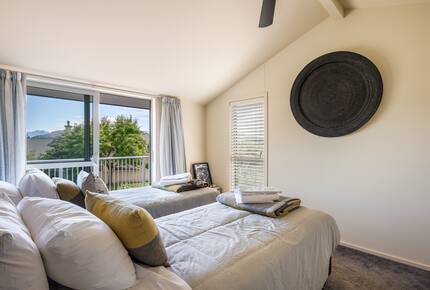 Family-Focused Wānaka Retreat with Hot Tub and Mountain Outlooks - Wānaka, New Zealand