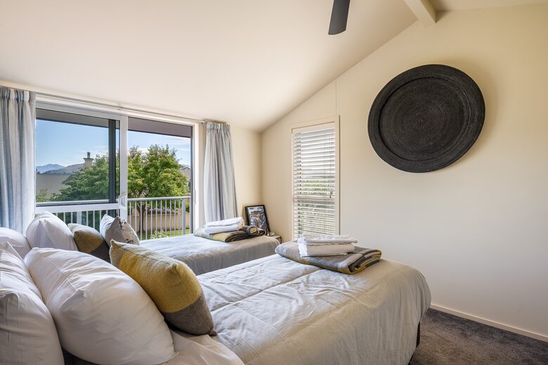 Family-Focused Wānaka Retreat with Hot Tub and Mountain Outlooks - Wānaka, New Zealand