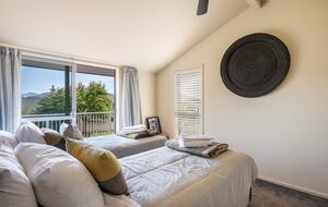 Family-Focused Wānaka Retreat with Hot Tub and Mountain Outlooks - Wānaka, New Zealand