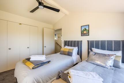 Family-Focused Wānaka Retreat with Hot Tub and Mountain Outlooks - Wānaka, New Zealand