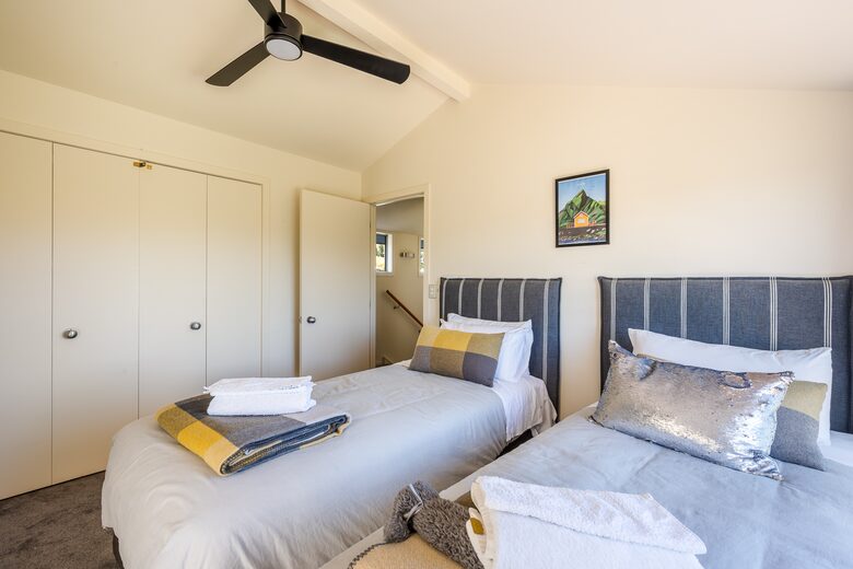 Family-Focused Wānaka Retreat with Hot Tub and Mountain Outlooks - Wānaka, New Zealand