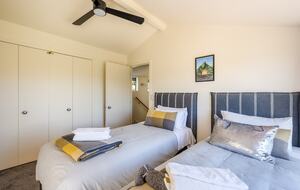 Family-Focused Wānaka Retreat with Hot Tub and Mountain Outlooks - Wānaka, New Zealand