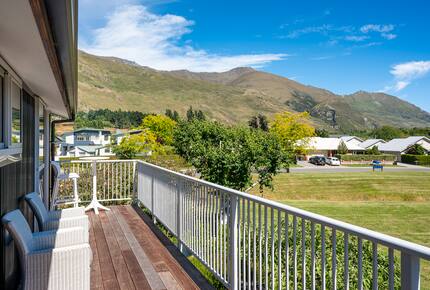 Family-Focused Wānaka Retreat with Hot Tub and Mountain Outlooks - Wānaka, New Zealand