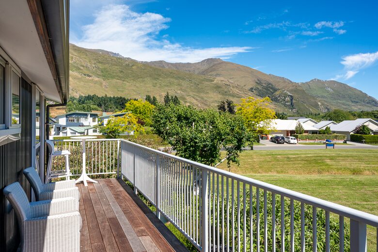 Family-Focused Wānaka Retreat with Hot Tub and Mountain Outlooks - Wānaka, New Zealand