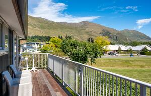 Family-Focused Wānaka Retreat with Hot Tub and Mountain Outlooks - Wānaka, New Zealand