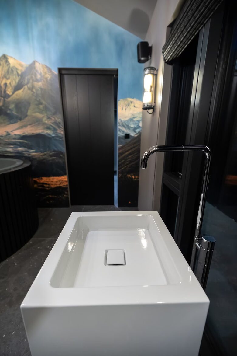 A Sophisticated Coastal Sanctuary with Panoramic Sea Vistas - Akureyri, Iceland