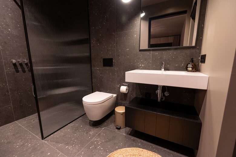 A Sophisticated Coastal Sanctuary with Panoramic Sea Vistas - Akureyri, Iceland