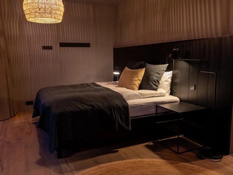 A Sophisticated Coastal Sanctuary with Panoramic Sea Vistas - Akureyri, Iceland