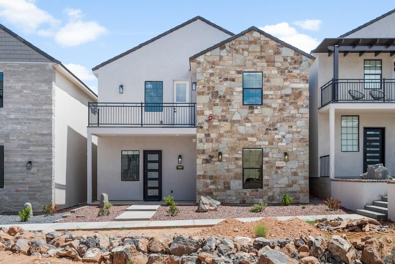 Five-Bedroom Home with Courtyard Pool Near Sand Hollow Reservoir - Hurricane, Utah