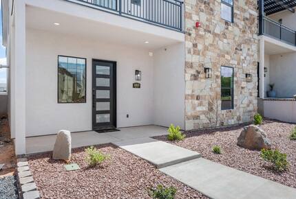 Five-Bedroom Home with Courtyard Pool Near Sand Hollow Reservoir - Hurricane, Utah