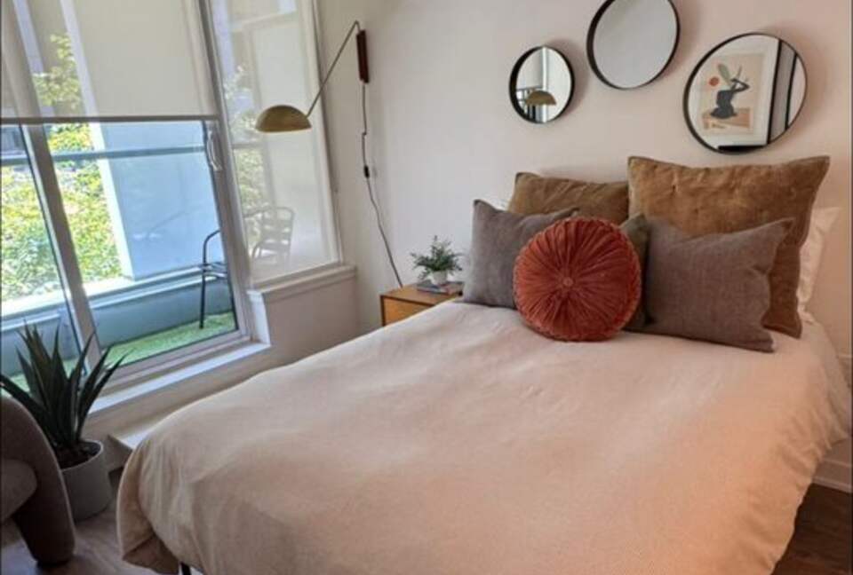 Downtown Toronto Studio with Balcony - Toronto, Canada