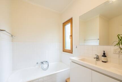 Designer Parkside Retreat Minutes from Melbourne’s City Core - Kensington, Australia