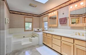 Catskills River View Retreat with Pool & Hot Tub - Hancock, New York