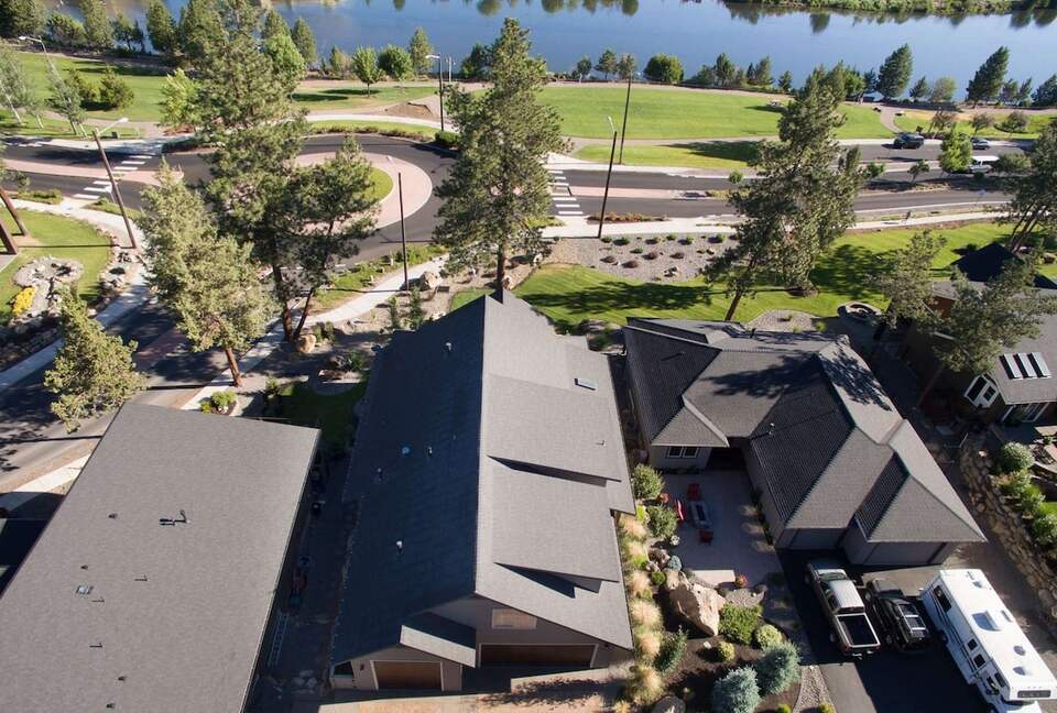 Modern Riverfront Retreat Overlooking the Deschutes - Bend, Oregon