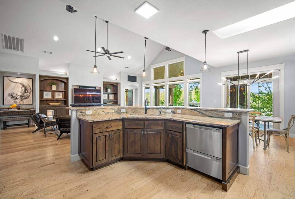 Modern Riverfront Retreat Overlooking the Deschutes - Bend, Oregon