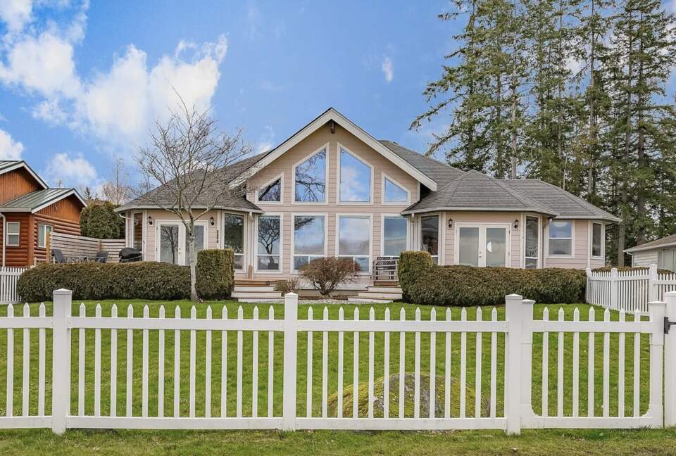 Waterfront Bluff Home with Expansive Bay Outlooks - Blaine, Washington