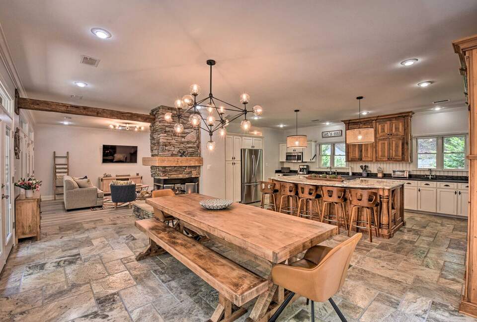 Five-Bedroom Lake Hartwell Escape with Dock, Kayaks & Views - Seneca, South Carolina