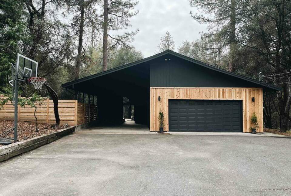 Modern Family Friendly Pine Mountain Lake Cabin | 30 miles from Yosemite - Groveland, California