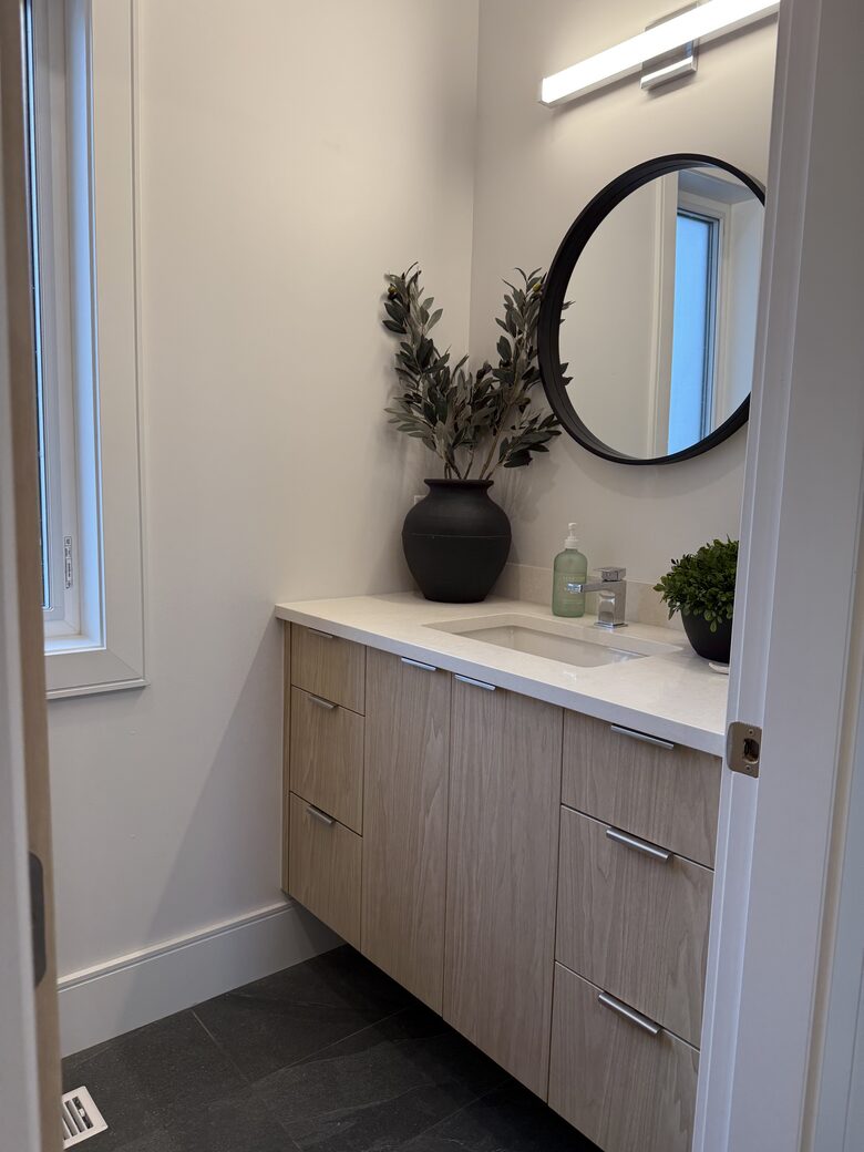 Private Valley Estate with Pool and Hot Tub near Sidney and Victoria - North Saanich, Canada